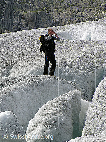 Foto: Alpinist im Gletscherabbruch des Rhonegletschers.