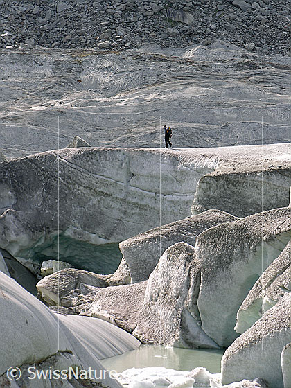 Foto: Gletscherabbruch des Rohnegletschers mit Alpinist über einer Eiswand.
