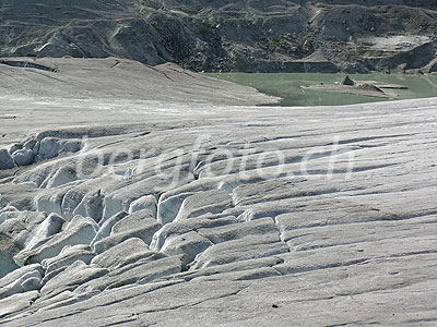 Foto: Rhonegletscher mit Gletscherabbruch und Gletschersee.