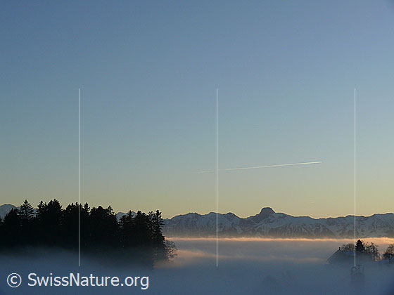 Foto: Nebelmeer vor der Stockhornkette. Durch einen Nebelschleier ist ein Bauernhaus erkennbar.