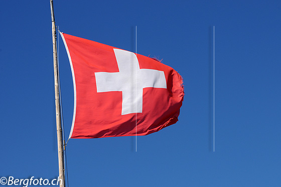 Foto: Schweizer Fahne im Wind.