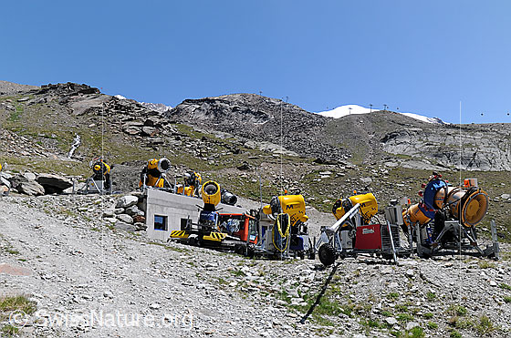 Foto: Schneekanonen in Sommerlandschaft.
Sommerdepot bei Kreuzboden.