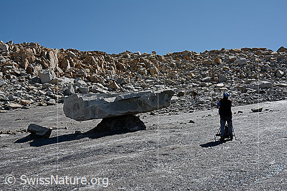 Foto: Grosser Gletschertisch. Rechts ist eine Person als Grössevergleich zu sehen.
