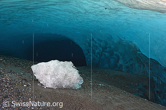 Foto: Eisstück in Gletscherhöhle. Bei dieser Höhle handelt es sich um einen Überlauf, durch welchen nicht immer Schmelzwasser aus dem Gletscher fliesst. Subglazialer Schmelzwasserkanal, welcher nicht den ganzen Tag Wasser führt.
Da sich der Schmelzwasserkanal ganz über dem Gletscherbett befindet, wird von einem R-Kanal (oder Röthlisberger-Kanal) gesprochen.
