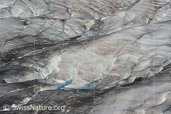 Foto: Kleine supraglaziale Seen auf dem Grossen Aletschgletscher.
