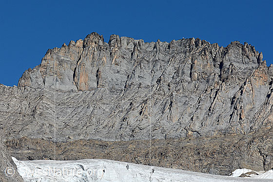 Foto: Geschichtete Felswand im Gebirge.
