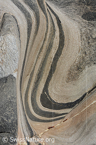 Foto: Geschwungene Formen im Gletscherschliff.
