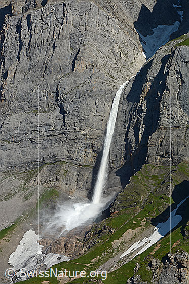 Foto: Eislawine nach Gletscherabbruch.