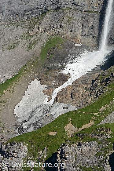 Foto: Eislawine nach Gletscherabbruch.