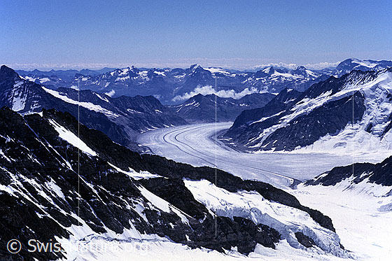 Foto: Blick vom Mönch auf den Konkordiaplatz und den Grossen Aletschgletscher mit den Walliser Alpen im Hintergrund. Aufnahme ab Dia.