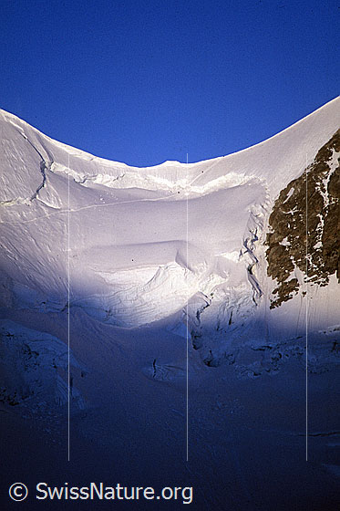 Foto: Blick vom Jungfraujoch zum Rottalsattel und auf den Jungfraufirn mit Spur von Alpinisten. Am Rottalsattel ist eine Seilschaft erkennbar. Aufnahme ab Dia.