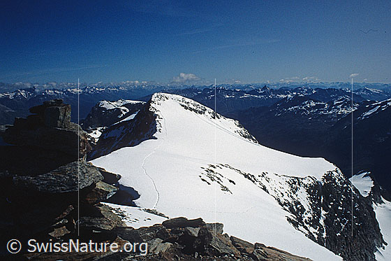 Foto: Piz Corvatsch mit Ausblick auf zahlreiche Alpengipfel.