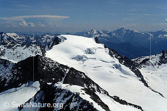 Foto: Oberaarrothorn, Hinter Galmihorn, Vorder Galmihorn und Galmigletscher. Im Hintergrund Rappehorn, Scherbadung und Helsenhorn. Aufnahme ab Dia.