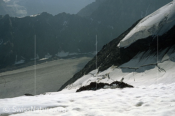 Foto: Tiefblick vom Petit Combin über den Glacier des Follâts auf den Glacier de Corbassière. Aufnahme ab Dia.
