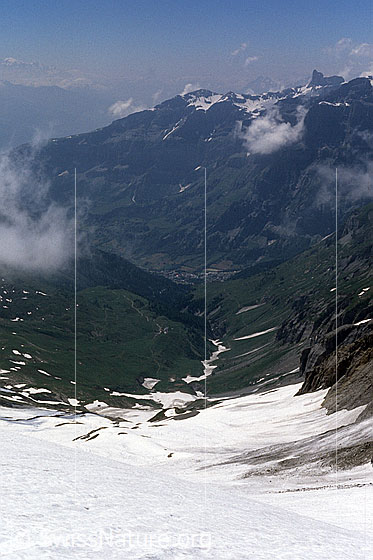 Foto: Blick von der Gitzifurggu über den Dalagletscher auf Leukerbad. Aufnahme ab Dia.
