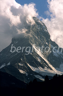 Foto: Stimmungsvolles Wolkenspiel am Matterhorn.