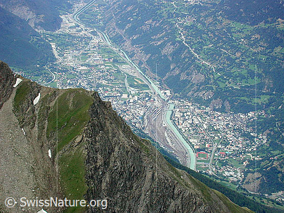 Foto: Auf dem Gipfel des Bättlihorn. Tiefblick auf Brig und Naters.