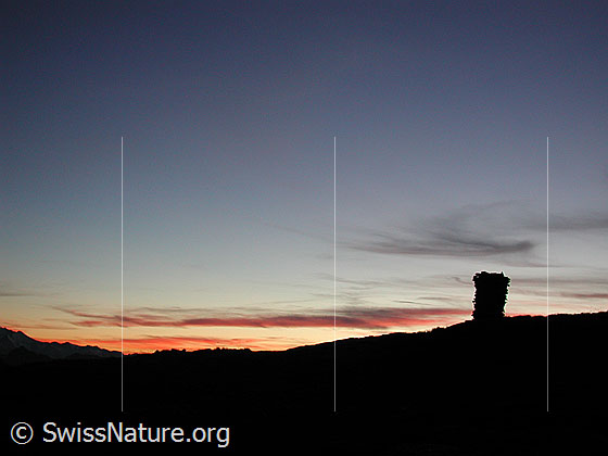 Foto: Abendstimmung mit Steinmann (Mahnmal). Blick vom Tälli Richtung W