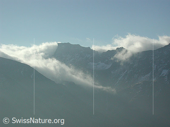 Foto: Im Aufstieg. Blick auf das Rothorn, Geisspfad. Wolken stauen sich am Gebirge.
