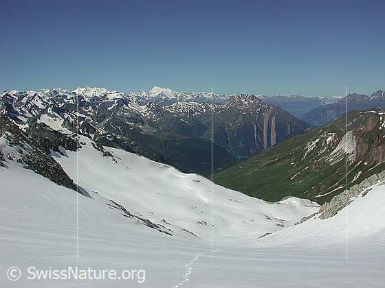 Foto: Im Aufstieg zum Mittlebärgpass (3044m, von der Turbealp). Blick zurück über das Binntal auf die Walliser Alpen.