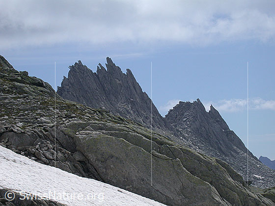 Foto: Gezackter Grat zwischen Grampiel- und Mittelbergpass.