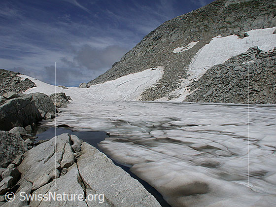 Foto: Schwarzsee. Mit Eisschollen bedeckt.