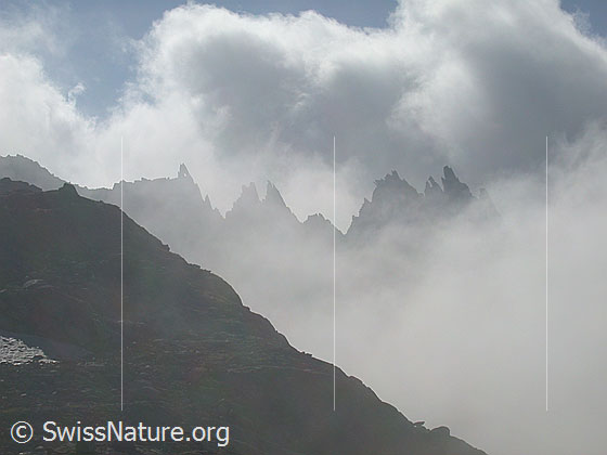 Foto: Gezackter Grat zwischen Grampiel- und Mittelbergpass, sichtbar durch Nebel.