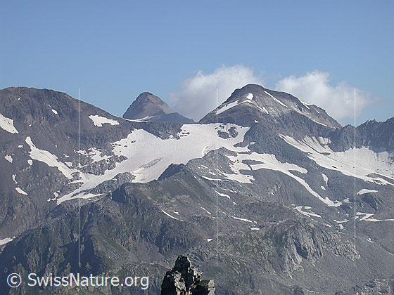 Foto: Blick vom Gipfel des Grossen Schinhorn Richtung NE auf Blinnenhorn, Mittlenbärgpass und Hohsandhorn.