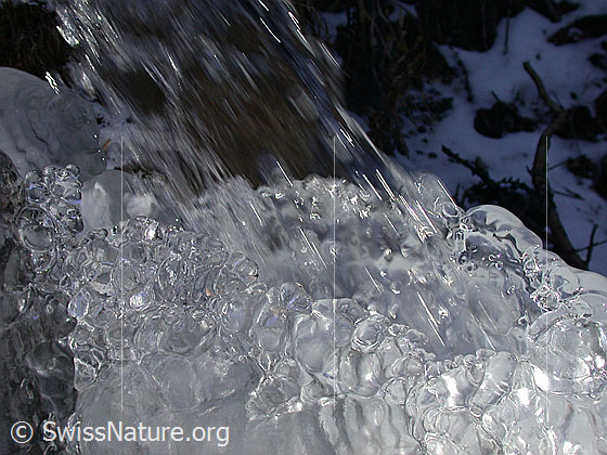 Foto: Natürliches Kunstwerk aus Eis.