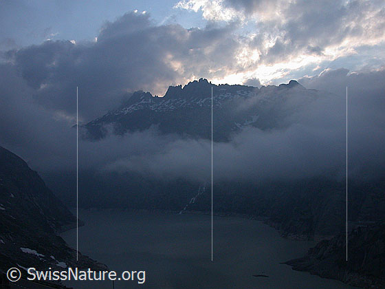 Foto: Stimmung über Grimselsee und Brünberg.
