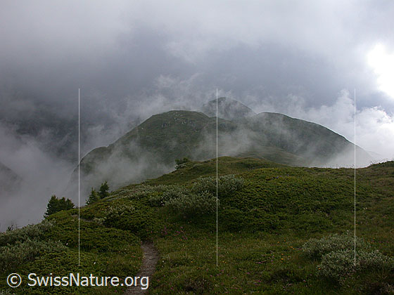 Foto: Geheimnisvolle Stimmung oberhalb Imfeld. In der Bildmitte ist das Gandhorn sichtbar.