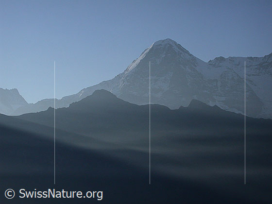Foto: Tschuggen und Eiger von NW (unterhalb Lobhornhütte)
Sichtbar ist die Eigernordwand und eine interessante Schichtung von Dunst.