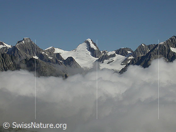 Foto: Finsteraarrothorn und Oberaarhorn von SSW (Eggishorn) mit Wolkenmeer