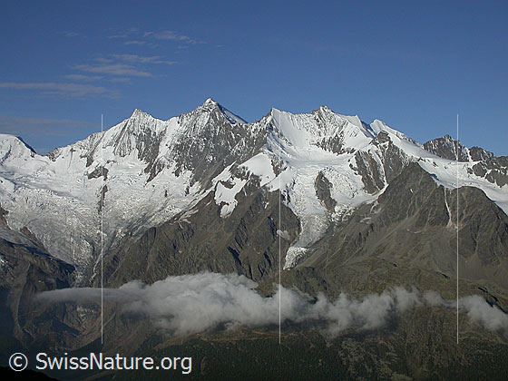 Foto: Mischabel von E
Mischabeljoch, Täschhorn, Dom, Lenzspitze, Nadelhorn, Stecknadelhorn, Hohberghorn und Dürrenhorn. Vorgelagert das Ulrichshorn