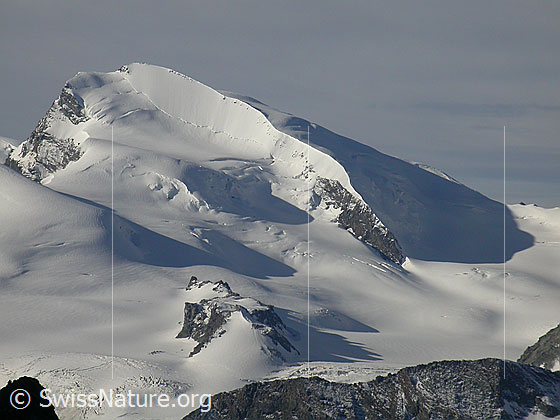 Foto: Strahlhorn von NNE (Hohsaas)
Davor der Allalingletscher.