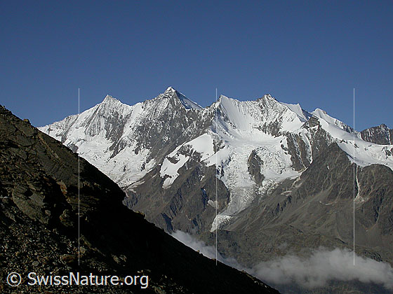 Foto: Mischabel von NE (Hohsaas)
Täschhorn, Dom, Lenzspitze, Nadelhorn, Stecknadelhorn und Hohberghorn. Vorgelagert  das Ulrichshorn.