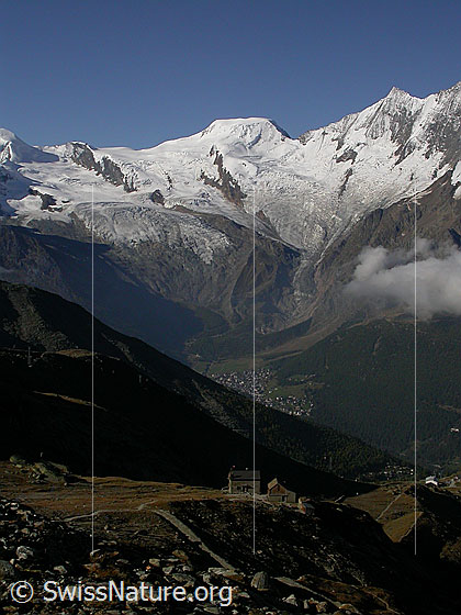 Foto: Alphubel, Saas Fee und Weissmieshütte.