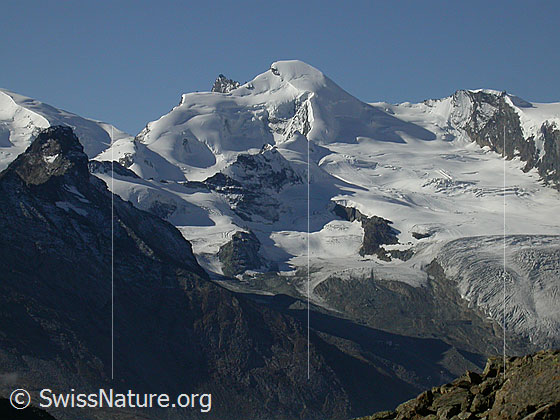 Foto: Allalinhorn von NE (Aufstieg Jegihorn)
Links der Hohlaubgletscher, rechts der Feegletscher.