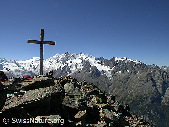 Foto: Gipfelkreuz auf dem Jegihorn. Im Hintergrund Alphubel und Mischabelgruppe.