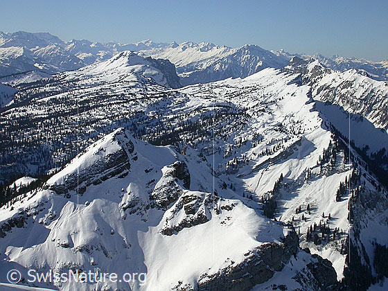 Foto: Gipfel Hohgant West: Blick Richtung Berner Alpen (SW). Im Vordergrund: Trogenhorn, Gemmenalphorn und Sieben Hengste. Im Hintergrund: Die westlichen Berner Alpen.