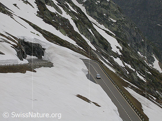 Foto: Grimselpass kurz nach der Eröffnung. Am Strassenrand z.T. hohe Schneemauern.