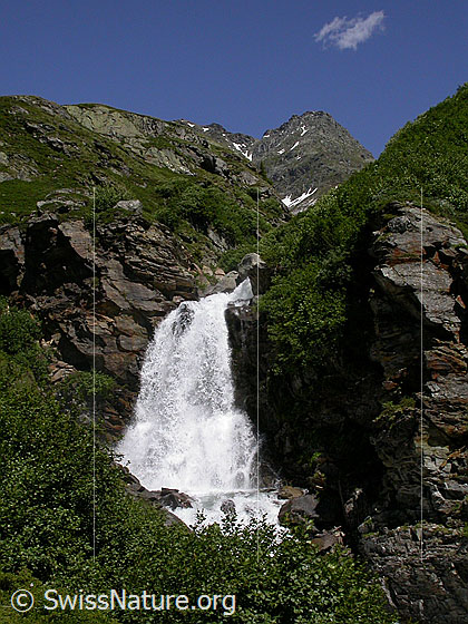 Foto: Wasserfall in Binna bei Chiestafel. Im Hintergrund das Ofenhorn.