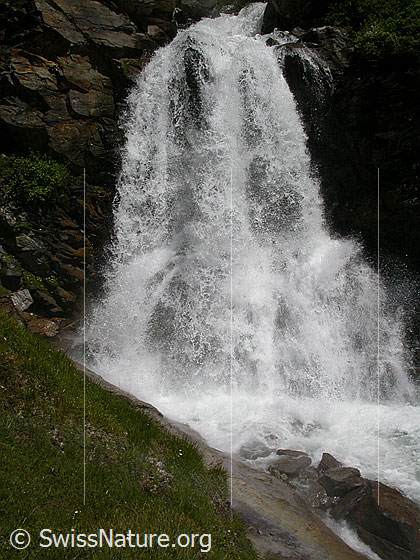 Foto: Wasserfall bei Chiestafel. Am unteren Bildrand ist ein schwacher Regenbogen zu sehen.