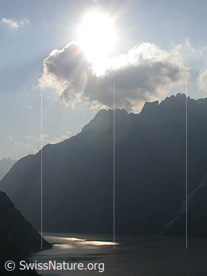 Foto: Grimselsee im Gegenlicht.