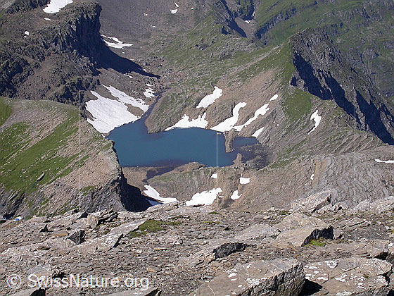 Foto: Tiefblick vom Gipfel des Schwarzhorn auf das Häxeseeli.