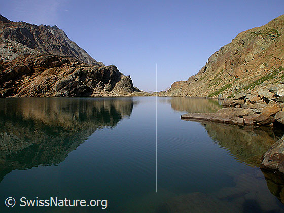 Foto: Spiegelung im Züesee. Blick Richtung W, im Hintergund das Schwarzhorn.
