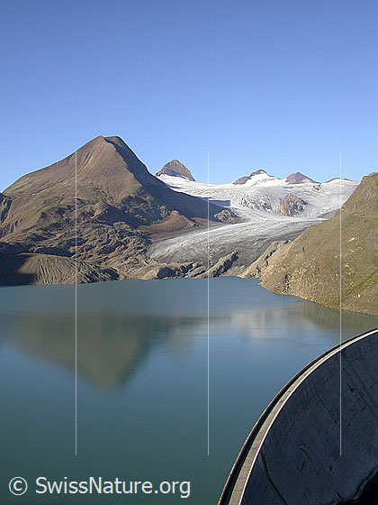 Foto: Griessee mit Staumauer
Im Hintergrund: Bättelmatthorn, Rothorn, Griesgletscher und Blinnenhorn.
