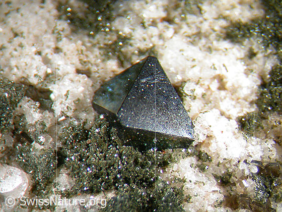 Foto: Magnetit. Kantenlänge: 3mm