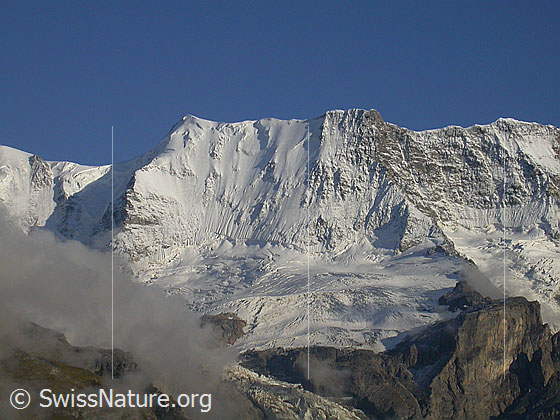 Foto: Äbeni Flue von NNW (Mürren) im Abendlicht.
Davor der Stuefesteigletscher.