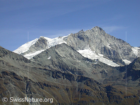 Foto: Bishorn, Tete de Milon und Weisshorn von WNW. Gut zu sehen sind am Weisshorn Nordgrat (inkl. Gendarme) und Schaligrat.